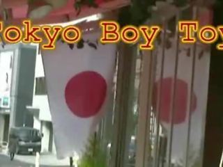 Токио играчка момче. готвач рязко сцена.