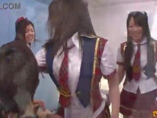 Favoloso giapponese alunni eccitazione e spogliarello in anteriore di loro colleagues