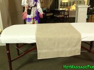 Überlegen asiatisch masseuse saugt