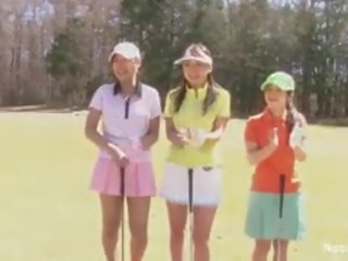 귀여운 아시아의 비탄 소녀 놀이 에이 경기 의 조각 골프