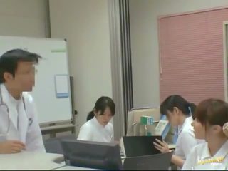 Ładny japońskie pielęgniarka daje za głaskanie do the pacjent