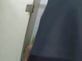2 zwarten grope en molest schoolmeisje op een toilet