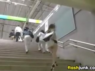 Ýapon adolescent naked in jemagat öňünde on a subway