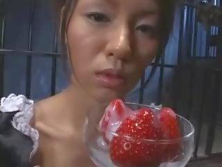 Menarik warga asia remaja dibuat eats strawberries dengan sperma perlindungan