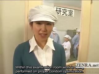 자막 옷을 입은 여성의 벌거 벗은 남성 일본 콘돔 laboratory 주무르기 연구