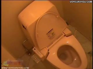 Skrytý cameras v the mladý žena záchod pokoj