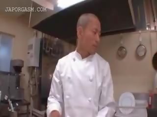 Asiática camarera consigue tetitas agarrado por su jefa en trabajo