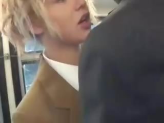 Blondine schoonheid zuigen aziatisch youngsters putz op de bus