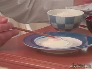 Asiatiskapojke blir mun körd i köks