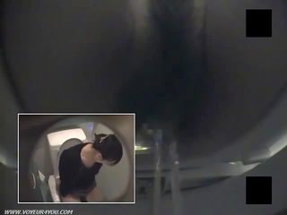 Vécé rejtett kamera maszturbáció