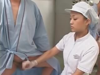 Otäck asiatiskapojke sjuksköterska gnuggning henne patients starved kuk