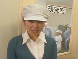 Oriental perawat klip memainkan kontol dengan tangan keterampilan