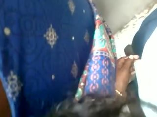 Indiškas teta bando į liesti as varpa