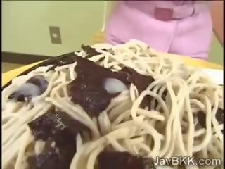 Perverssi vaimo alkaen japani rakastaa ruoka pukeutunut kanssa siemenneste