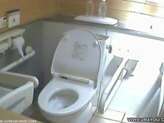 少し キューティーズ で トイレ ました 全く 露出しました