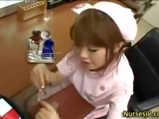 Asiatiskapojke hårig sjuksköterska avrunkning och cumsprut
