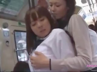 Adolescent krijgen haar tieten en bips rubbed embracing tepels zoog op de bus