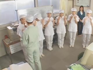 Japanilainen sairaanhoitajat antaminen runkkaus kohteeseen patients
