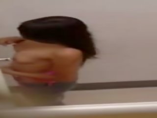 Delightful asiatic fursec prins încercat pe lenjerie de corp de o peeper