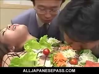 Japonais un v modèle tourné en un edible table pour en chaleur youngsters