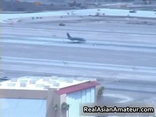 Asiatisch stunner saugt bigcock im ein airport