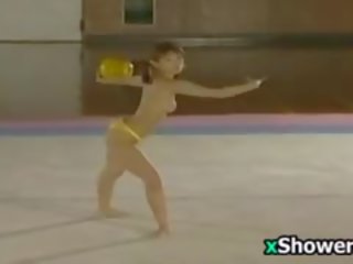 Aziatisch athlete performs topless en douches