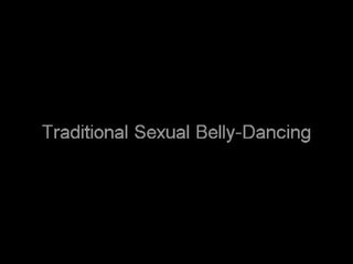 Beguiling indiškas lassie daro as traditional seksualinis pilvas šokiai