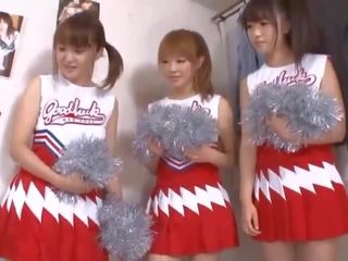 Tre stor pupper japansk cheerleaders deling penis