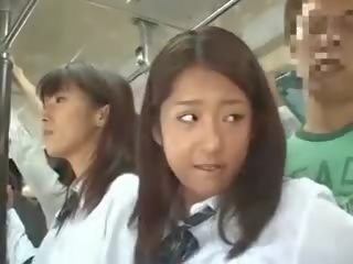 Kaks koolitüdrukud käperdatud sisse a buss