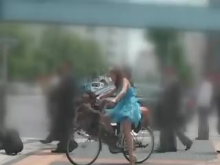 Ázijské bábika jazdenie the bike striekať všetko ju pička džúsy