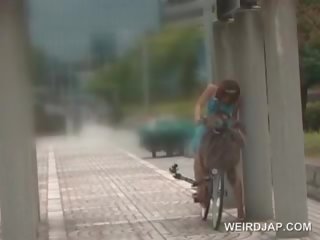 Asiatisch puppe reiten die bike spritzen alle sie muschi säfte
